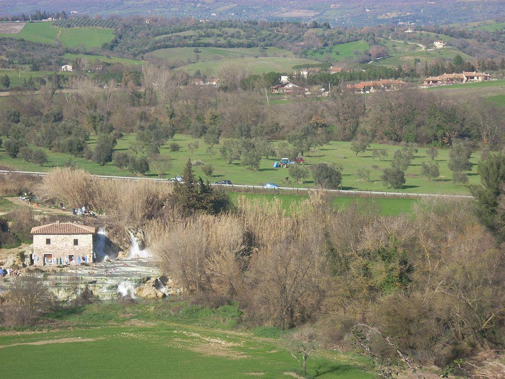 Residence Ai Campi Da Golf Saturnia Exterior photo