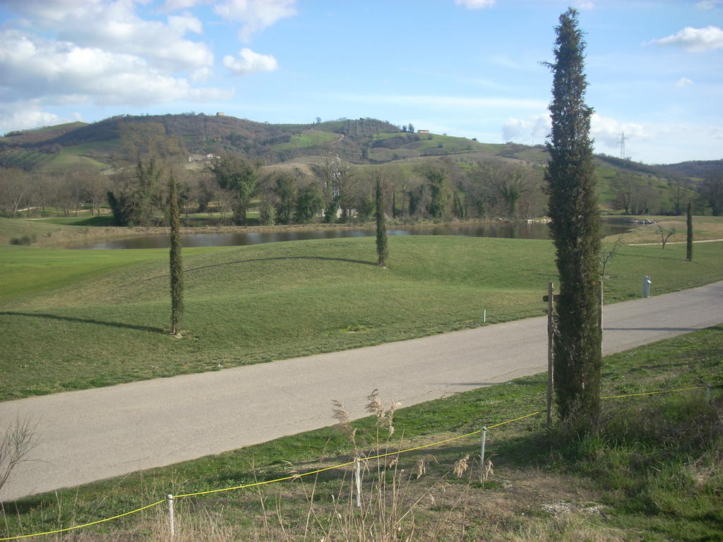 Residence Ai Campi Da Golf Saturnia Exterior photo